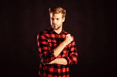 Model. Adam siyah arka plan. Sakallı yakışıklı adam. Berber dükkanından sonra. Karizma. Batı kovboy portresi. Retro erkek modası. Klasik tarz adam. Erkek kareli gömlek. batı