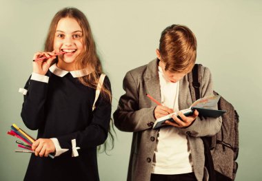 Kolay öğrenme konsepti. Uluslararası öğrenci değişimi. Okul bilgisi. Yetenek geliştirme. Birlikte çalışalım. Öğrenci derse hazır. Sıradan bir okul programı. İleri düzey okul eğitimi