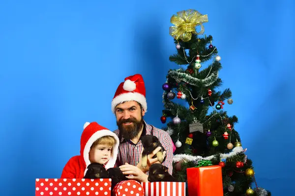 幸せな顔をした父と息子アンパックプレゼント — ストック写真