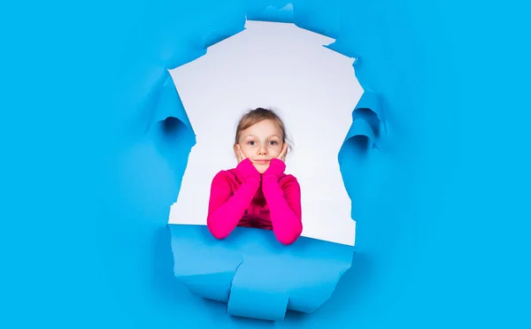 Salão de cabeleireiro feminino. beleza e moda. criança feliz tem aparência casual. criança da moda tem infância feliz. menina pequena no fundo azul. criança com emoções alegres — Fotografia de Stock