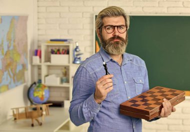 Akademi sınıfları yönetir. Yönetim ve liderlik. Masa oyunu. Satranç oynayan adam. Satranç figürleriyle planlama stratejisi. Strateji fikirleri. Turnuvada öğretmen. Yarışma başarısı oyunu. strateji kavramı