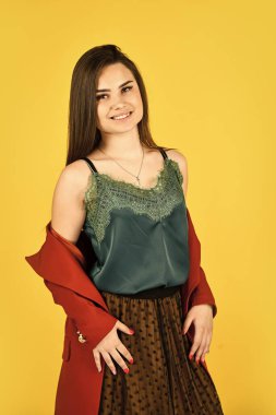 Şık görünüşlü bir kadın. Mükemmel bir gardırop. moda ve güzellik. Her zaman zarif görün. Günlük hayat için giysiler. Güzellik ve gençlik kavramı. Moda mankeni. Güzellik salonundaki kadın