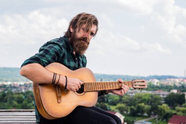 Ünlü ol. Gitar çalan vahşi beyaz adam. Country müziği. Sakallı adam şarkı söylüyor. Yakışıklı şarkıcı ve gitarist. Akustik gitarist. Sakallı olgun hippi müzisyen.