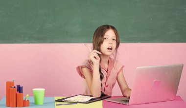 Zeki kız. Sınıftaki zeki kız. Okula dönüyorum. Online eğitim. Proje üzerinde çalışıyorum. Bilgisayarı olan küçük bir kız öğrenci. İnternette çocukluk çalışması. Bilgi günü. Web günlüğü için 4G İnternet