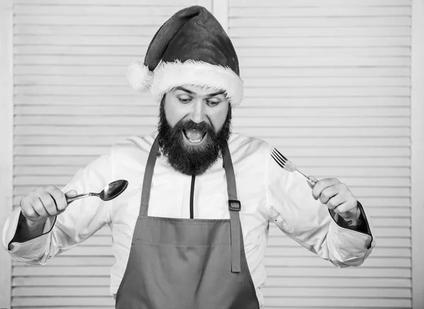 Homem Papai Noel barbudo hipster usar avental culinário. Prato de cozinha para a família. Jantar de Natal de última hora. Cozinhar deliciosa e rápida refeição de férias. Receita simples com pouco tempo de cozimento ativo — Fotografia de Stock