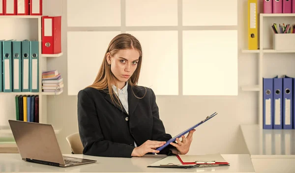 Mulher ceo ou gerente secretário. dia de trabalho duro. Bom negócio startup. conceito de brainstorming. Chefe e empregado. As mulheres de negócios trabalham no escritório. vida moderna do escritório — Fotografia de Stock