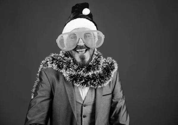 留着胡子的嬉皮士戴着桑塔帽，戴着可笑的太阳镜。金塞尔经理准备庆祝新年.圣诞派对办公室公司假日派对的想法员工会喜欢的。公司圣诞晚会 — 图库照片