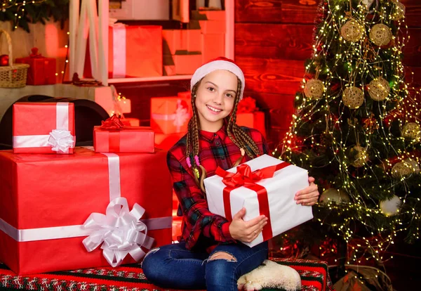 현재의 개념. 어린이는 새해 선물을 즐기고 있다. 사랑하는 사람에게 선물을 주기를 잘 하 십시오. 널리 퍼진 사랑. 친절 한 생각. 크리스마스 트리 근처 선물 상자를 가지고 있는 작고 귀여운 소녀. 겨울 현재 — 스톡 사진