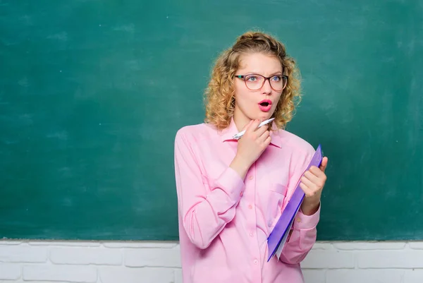 College en middelbare school kandidaat. Slagen voor examens. Studeer hard. Kennisdag. Studenten die eigen onderzoek verrichten. Onderwijsconcept. Het studentenleven. Meisje nerd student heeft map documenten. Ga naar de universiteit — Stockfoto