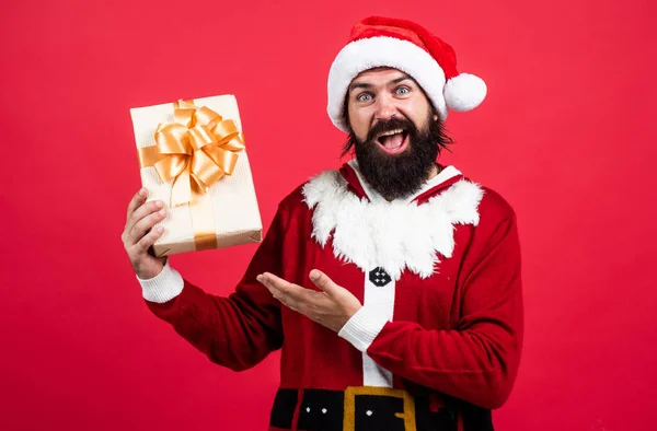 Nákupní centrum. Veselé Vánoce. Veselý vousatý muž v kostýmu Santa Clause. brutální hipster slaví vánoční večírek. přípravy na zimní prázdniny. prodej dárků a dárků. šťastný nový rok — Stock fotografie