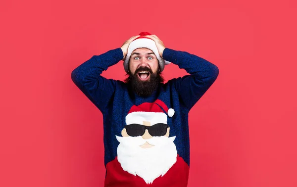 Nemůžu v to uvěřit. vousatý muž v klobouku a svetru Santa Clause. brutální hipster slaví vánoční večírek. přípravy na zimní prázdniny. prodej dárků a dárků. Šťastný nový rok. Veselé Vánoce — Stock fotografie