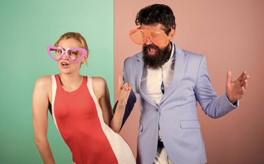 Tatili kutluyoruz. Sakallı adam, güzel kadın parti gözlükleri kutluyor. Şirket kültürü. Kutlamaya dalmak. Çiftler eğleniyor. Ofis partisi. Şen şakrak iş adamı ve meslektaş