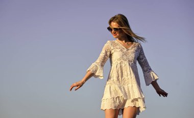 Tasasız kız. Özgürlük için. Düşüncesizlik ve kolaylık. Doğallık kavramı. Dans eden kadın. Akıl sağlığı. Kız mavi gökyüzü geçmişi. Duygusal bir kız. Mutlu kız beyaz elbisesi rahat olsun. Yaz partisi. Güneşli bir gün