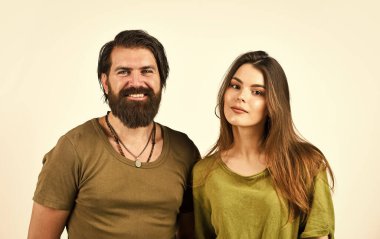 Erkek kozmetik ürünlerinin kadınlardan ne kadar farklı olduğunu. Birbirine aşık bir çift. Seksi bir çift. Sakallı adam ve kadın. Moda ve güzellik. Sevgililer Günü. Kız arkadaşı olan bir adam. İlişki ve flört. Modern çift