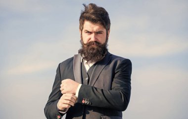 İş terfisi. İş adamı gökyüzüne karşı. Gelecekteki başarı. Resmi moda. Bıyıklı, vahşi, beyaz bir hippi. Sakallı, olgun bir hippi. Sakallı adam. Terfi kavramı. Terfi için tebrikler..