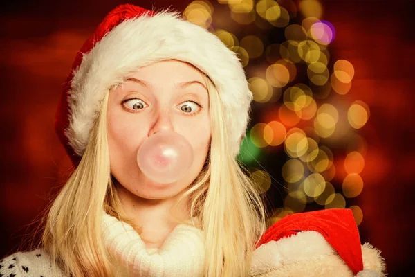 让我们庆祝。快乐的女孩嚼口香糖。圣诞节的节日气氛。玩得开心。在家里庆祝新年。最后的准备圣诞节的时候有趣的女人红桑塔帽。让我们去派对。快疯了 — 图库照片