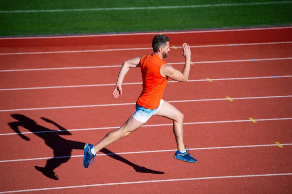 Homem sprinter correndo do início ao fim com sucesso e velocidade, carga anaeróbica — Fotografia de Stock