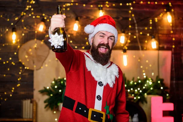 Sırada sen varsın. Noel Baba şampanya şişesi. Kış kutlaması. Yeni yıl hediyeleri. Noel süslemesi. Mutlu noeller. Noel Baba şapkalı adam. Mutlu sakallı adam elf. Kış tatili Noel hediyelerini bekle. — Stok fotoğraf