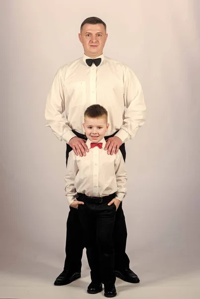 Traje de ropa formal de padre e hijo. Evento formal. Crecer caballero. La educación de los caballeros. Hijo pequeño siguiendo el ejemplo de los padres de un hombre noble. La educación de los caballeros. Visita el código de vestimenta teatro — Foto de Stock