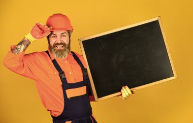 Tamirci karatahta kopyalama alanını tutun. Yakışıklı bir tamirci. Fiyat listesi. Onarım şirketi hizmetleri. Mimari gösterim projesi. Profesyonel tamirci. Görsel taslak. Sakallı adam tamirci.
