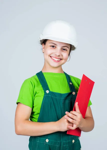 Trabalhador infantil alegre usando uniforme de construção e pasta, arquitetura — Fotografia de Stock