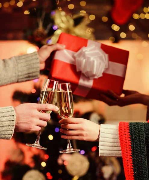 Een glas champagne. Champagne paar glazen. Cadeau geven. Proost concept. Nieuwjaarstraditie. Vrolijk kerstfeest. Alcoholdrank. Glas gevuld mousserende wijn of champagne. We hebben een leuke tijd. Toast — Stockfoto