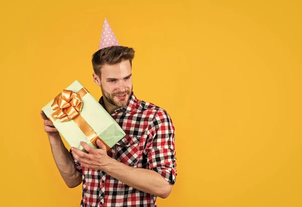 Öppna. upphetsad stilig kille med gåva att ha kul. mode utseende. njuter av festfirandet. uttrycker positivitet. Rolig ungkarl. Han är festens livstid. fritid på glad helg — Stockfoto