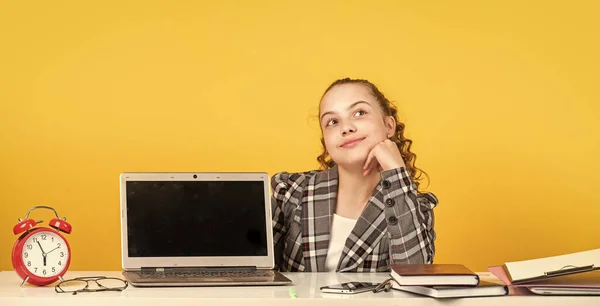 Escuela moderna. Enseñanza a distancia. Alumnos navegando por internet. Redes sociales de comunicación. Adolescente chica estudio en línea. Cursos de educación. Información para aprender. Estudiante inteligente. Comunidad en línea para estudiantes — Foto de Stock