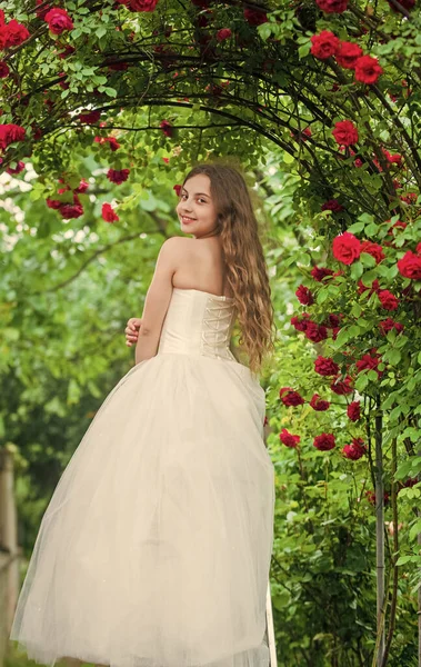 Prospettive di matrimonio innocenti. Vestito da festa per ragazze. salone di moda femminile. poca bellezza nel giardino fiorito. parco fiore di gelsomino. Bella reginetta del ballo. Sembri una principessa. damigella d'onore. felicità infantile — Foto Stock