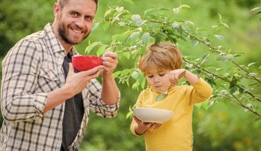 Sağlıklı yemek ve diyet. Süt ürünleri. Babalar günün kutlu olsun. Babasıyla küçük çocuk mısır gevreği yiyor. Baba ve oğul dışarıda yemek yiyorlar. Aile bağları. Birlikte eğleniyoruz. Sağlıklı yiyeceklere aşık. sabah