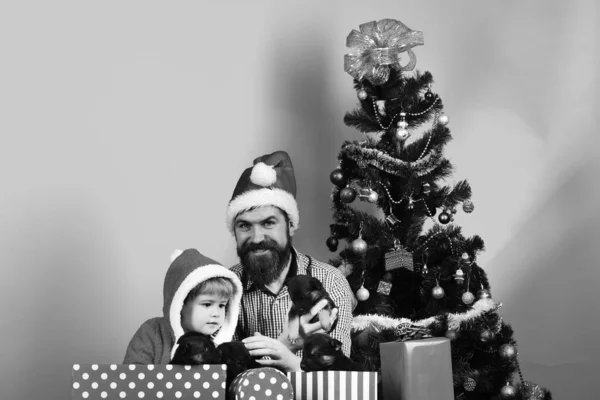 Padre e figlio con facce felici disfare i regali — Foto Stock