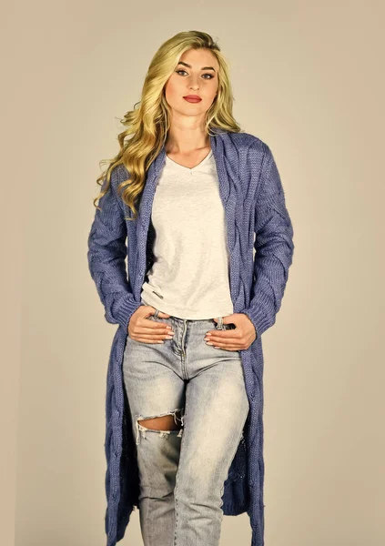 Cálido y cómodo. Tienda de ropa. Cárdigan de gran tamaño para su comodidad. Cárdigan de moda. Elegante atuendo de niña con suave chaqueta de cachemira de lana. Las mujeres usan un largo cárdigan de punto. Traje acogedor — Foto de Stock