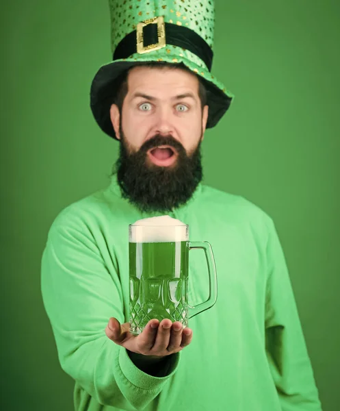 Tradição irlandesa. Homem brutal hipster barbudo beber cerveja cerveja. Um pub irlandês. Beber cerveja parte celebração. Bar menu sazonal de férias. Caneca de cerveja verde. Um brinde. Bebida alcoólica. Vamos começar a festa patricks — Fotografia de Stock