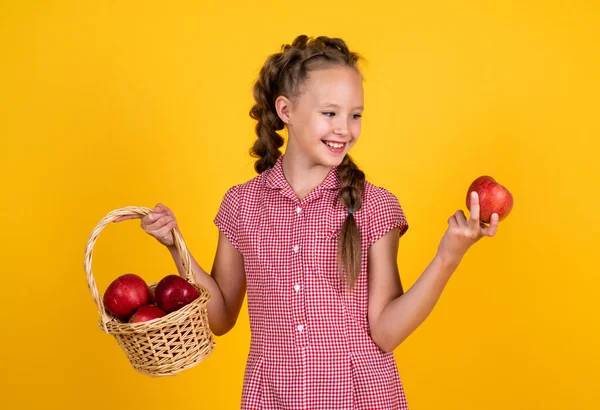 Çocuk beslenme sırasında doğal vitamin yemek için sağlıklı elma meyvesi tutar, vejetaryen.