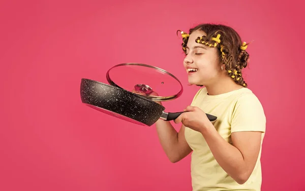 Perfetto per i pancake. Ragazzina con bigodini in capelli. Stile pin up. Utensili per la casa. Accessori da cucina. Cibo sano. Doveri culinari e domestici. La ragazza tiene la padella. Bambino tenere pan pasto di cottura — Foto Stock