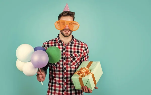 Einkaufstradition. Witzige Junggesellen. Er ist das Leben der Partei. Freizeit am glücklichen Wochenende. aufgeregter gutaussehender Kerl mit Brille, der Spaß hat. Mode-Look. Feierfreudig. Positiver Ausdruck — Stockfoto