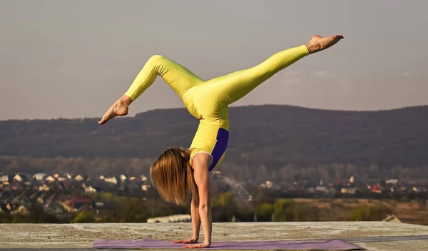 Morgonträning. benmusklerna sträcker sig träning för gymnastik split. Vacker kvinna med sexig passform. kvinna står på händerna. flexibel flicka i sportkläder. Ung attraktiv kvinna som utövar yoga — Stockfoto