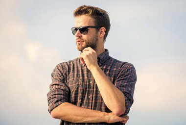 Erkek doğal güzelliği. Seksi erkek gökyüzü arka planı. Erkek modası. Çok moda görünüyor. Gözlüklü iş adamı. Güven ve karizma. Maço, tıraşsız bir adam. Erkekler güzellik ve cinsellik. Gerçek erkekler.
