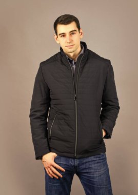 Kendinden emin ve yakışıklı. Şık palto giyen bir manken. Şehir yaşam tarzı. Erkek güzellik ve moda. Yay ceketli yakışıklı genç adam. Moda fotoğrafı. Olgun, modaya uygun erkek portresi.