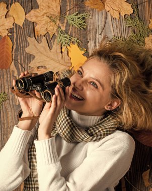 Kalmak için mükemmel bir yer. Kuş izleme turları. Soğuk sezon konsepti. Sonbahar alışverişi arıyorum. Sonbahar sezonunu keşfet Dürbünle bakan kadın. Seyahat Tatil Yolculuğu. Sonbahar ormanında