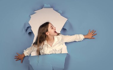 Saf mutluluk. Moda tarzı. Havalı bir görünüm. Modaya uygun bir kız bebek. Stüdyoda poz veren şık şirin bir çocuk. Çocukluk eğlencesi ve eğlence konsepti. Model pozu