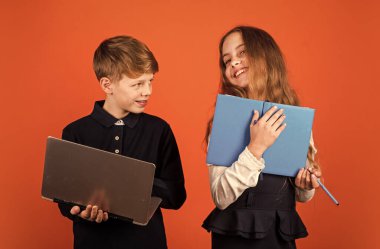 Bilgisayarı kullanan çocuk. İnternette hayat. Sosyal ağlar ve blog. Modern bilgi kaynağı. İnternette sörf yapmak. Modern meslek. Çocuklar için modern eğitim. Programlama çalış. Dizüstü bilgisayarı olan öğrenci
