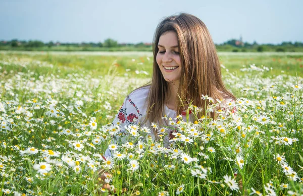 Tiszta szépség. Boldog lány kamillavirágban. nyári vakáció és nyaralás. Egy csinos nő lazítson a kamillamezőn. Élvezze a rét szépségét. romantikus hangulat. szépség tavasz természet — Stock Fotó