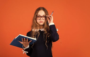 Yetenek ve bilgi. Kitaplı öğrenci. Yabancı dil öğreniyorum. Çocuklar için eğitim. Çocuk bakımı. Okul eğitimi konsepti. Özel üniversite. İnek yaşam tarzı. Şirin çocuk ders çalışıyor. Temel eğitim