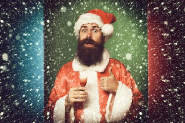 Yakışıklı sakallı Noel Baba adam