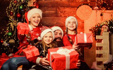 Sevdiklerin için. Babam dekore edilmiş ağaçta. Mutlu aile yeni yılı ve Noel 'i kutlar. Xmas hediyesini aç. Noel Baba 'dan hediyeler. Ailesi olan küçük kız kardeşler. Neşeli anne çocukları sever.