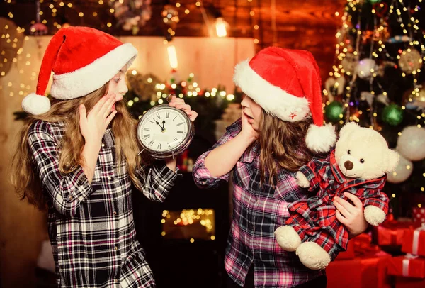 Det är dags. Gott nytt år. Alvbarn. Julgran. Trevlig helg. Små flicksystrar i röda hattar. Glad jul. Tomten klor små flickor systrar. Julinredning. Julen. Vårt hem — Stockfoto