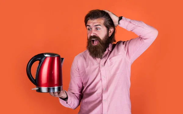 Présentation des ustensiles de cuisine. bonne qualité. hipster mature avec barbe buvant du thé. brutal avec une bouilloire électrique. réchauffez votre journée. homme barbu. boire une boisson chaude. Oh mon dieu — Photo