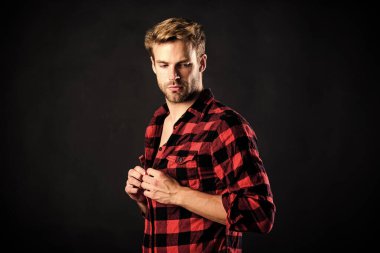 Hipster siyah arka plan. Erkeksi özellikler sergiliyor. Erkeklik ya da erkeklik standartları. Erkeklik kavramı. Berber ve güzellik salonu. Modern erkekliğin anlamı. Yakışıklı, bakımlı adam.