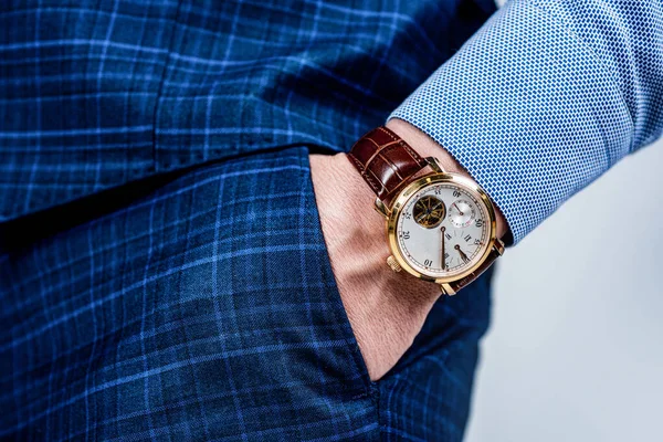 Reloj de pulsera analógico usado en el brazo masculino en el bolsillo del pantalón, reloj de pulsera — Foto de Stock